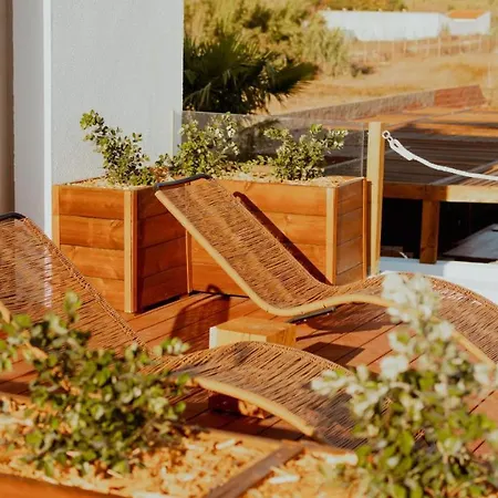 Otel The Salty Pelican Yoga & Surf Retreat 4*