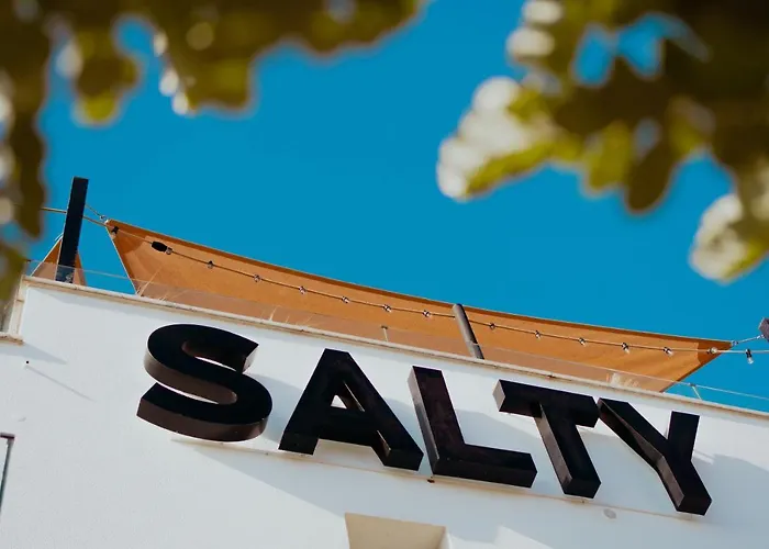 The Salty Surf & Yoga Ostello *
